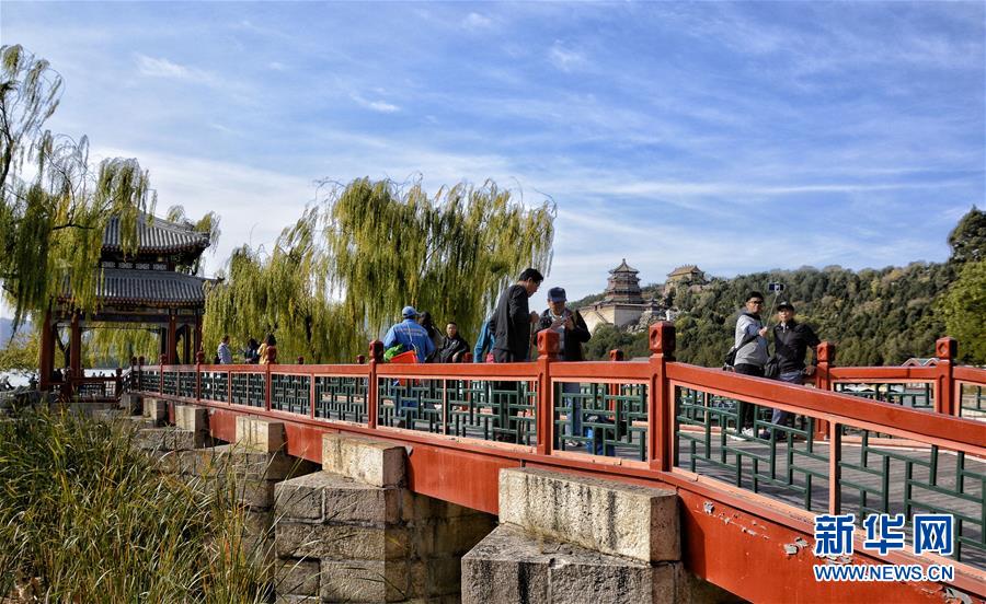 10月27日，游人在頤和園觀賞秋色。 秋意漸濃，大批市民和游客來到北京頤和園觀賞秋景。 新華社記者 李欣 攝