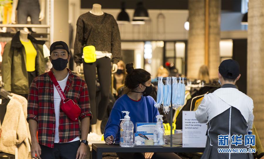 10月27日，在加拿大多倫多，個(gè)人防護(hù)用品擺放在一家商店的入口處。新華社發(fā)（鄒崢攝）