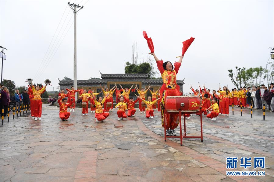 10月28日，在重慶市梁平區(qū)禮讓鎮(zhèn)，表演者在表演國家級非遺項(xiàng)目“梁平癩子鑼鼓”。 重慶市梁平區(qū)是中國民間文化藝術(shù)之鄉(xiāng)，非遺文化底蘊(yùn)濃厚，共有非物質(zhì)文化遺產(chǎn)90項(xiàng)，其中包括梁山燈戲、梁平竹簾、梁平木版年畫、梁平癩子鑼鼓、梁平抬兒調(diào)等5項(xiàng)國家級非遺項(xiàng)目，以及禮讓草把龍、梁平土法造紙技藝、銅樂鍛造技藝等21項(xiàng)市級非遺項(xiàng)目。 新華社記者 唐奕 攝