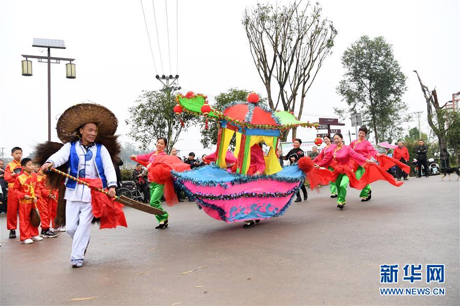 10月28日，在重慶市梁平區(qū)禮讓鎮(zhèn)，表演者在表演市級非遺項(xiàng)目“彩龍船”。 重慶市梁平區(qū)是中國民間文化藝術(shù)之鄉(xiāng)，非遺文化底蘊(yùn)濃厚，共有非物質(zhì)文化遺產(chǎn)90項(xiàng)，其中包括梁山燈戲、梁平竹簾、梁平木版年畫、梁平癩子鑼鼓、梁平抬兒調(diào)等5項(xiàng)國家級非遺項(xiàng)目，以及禮讓草把龍、梁平土法造紙技藝、銅樂鍛造技藝等21項(xiàng)市級非遺項(xiàng)目。 新華社記者 唐奕 攝