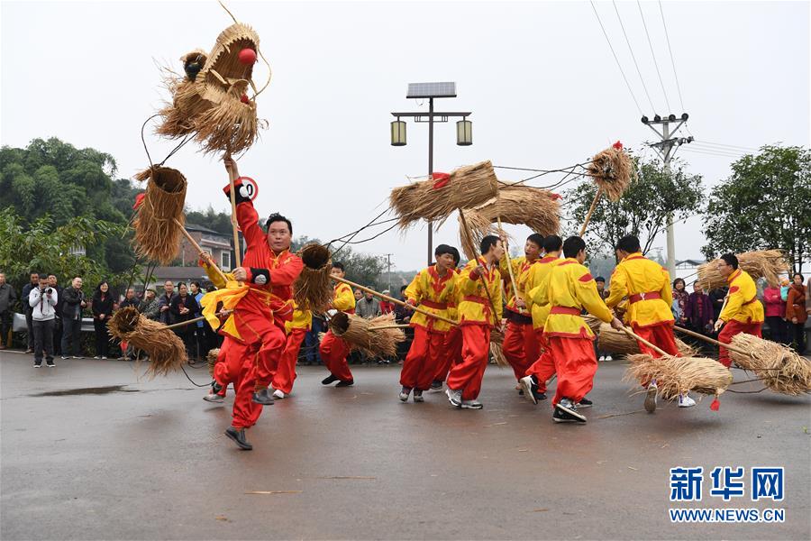 10月28日，在重慶市梁平區(qū)禮讓鎮(zhèn)，表演者在表演市級非遺項(xiàng)目“禮讓草把龍”。 重慶市梁平區(qū)是中國民間文化藝術(shù)之鄉(xiāng)，非遺文化底蘊(yùn)濃厚，共有非物質(zhì)文化遺產(chǎn)90項(xiàng)，其中包括梁山燈戲、梁平竹簾、梁平木版年畫、梁平癩子鑼鼓、梁平抬兒調(diào)等5項(xiàng)國家級非遺項(xiàng)目，以及禮讓草把龍、梁平土法造紙技藝、銅樂鍛造技藝等21項(xiàng)市級非遺項(xiàng)目。 新華社記者 唐奕 攝