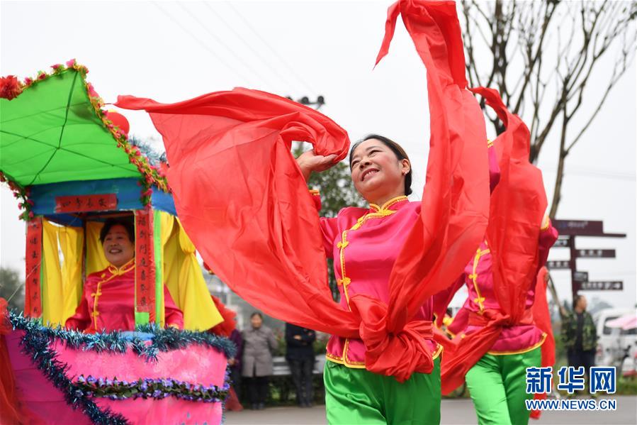 10月28日，在重慶市梁平區(qū)禮讓鎮(zhèn)，表演者在表演市級非遺項(xiàng)目“彩龍船”。 重慶市梁平區(qū)是中國民間文化藝術(shù)之鄉(xiāng)，非遺文化底蘊(yùn)濃厚，共有非物質(zhì)文化遺產(chǎn)90項(xiàng)，其中包括梁山燈戲、梁平竹簾、梁平木版年畫、梁平癩子鑼鼓、梁平抬兒調(diào)等5項(xiàng)國家級非遺項(xiàng)目，以及禮讓草把龍、梁平土法造紙技藝、銅樂鍛造技藝等21項(xiàng)市級非遺項(xiàng)目。 新華社記者 唐奕 攝