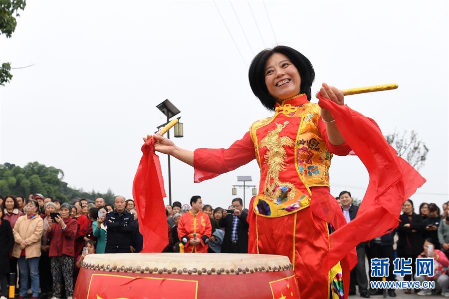 10月28日，在重慶市梁平區(qū)禮讓鎮(zhèn)，表演者在表演國家級非遺項(xiàng)目“梁平癩子鑼鼓”。 重慶市梁平區(qū)是中國民間文化藝術(shù)之鄉(xiāng)，非遺文化底蘊(yùn)濃厚，共有非物質(zhì)文化遺產(chǎn)90項(xiàng)，其中包括梁山燈戲、梁平竹簾、梁平木版年畫、梁平癩子鑼鼓、梁平抬兒調(diào)等5項(xiàng)國家級非遺項(xiàng)目，以及禮讓草把龍、梁平土法造紙技藝、銅樂鍛造技藝等21項(xiàng)市級非遺項(xiàng)目。 新華社記者 唐奕 攝