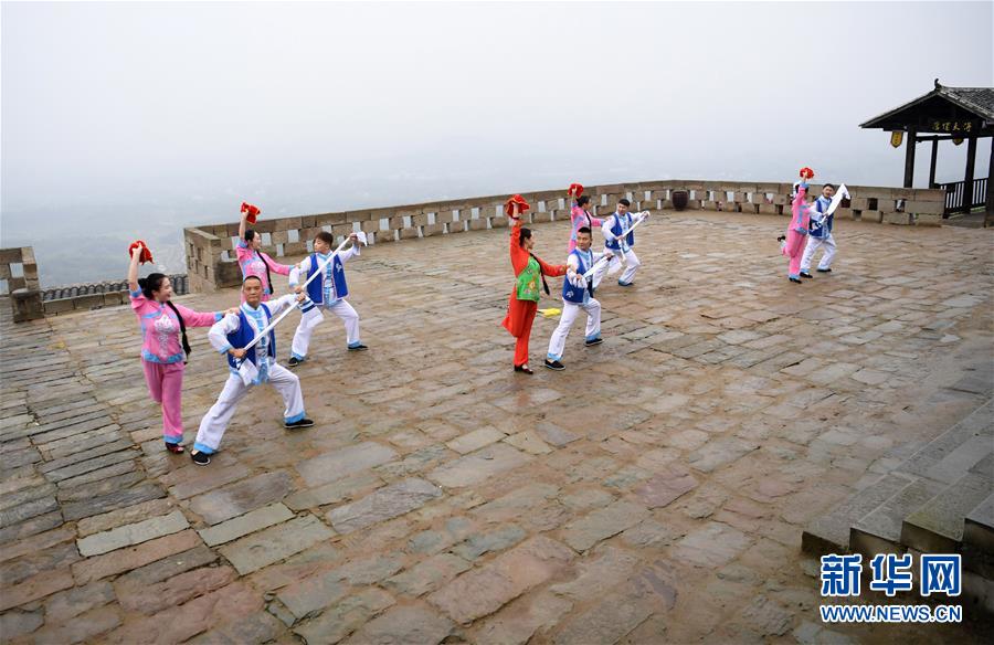 10月28日，在重慶市梁平區(qū)滑石古寨景區(qū)，表演者在表演國家級非遺項(xiàng)目“梁山燈戲”。 重慶市梁平區(qū)是中國民間文化藝術(shù)之鄉(xiāng)，非遺文化底蘊(yùn)濃厚，共有非物質(zhì)文化遺產(chǎn)90項(xiàng)，其中包括梁山燈戲、梁平竹簾、梁平木版年畫、梁平癩子鑼鼓、梁平抬兒調(diào)等5項(xiàng)國家級非遺項(xiàng)目，以及禮讓草把龍、梁平土法造紙技藝、銅樂鍛造技藝等21項(xiàng)市級非遺項(xiàng)目。 新華社記者 唐奕 攝