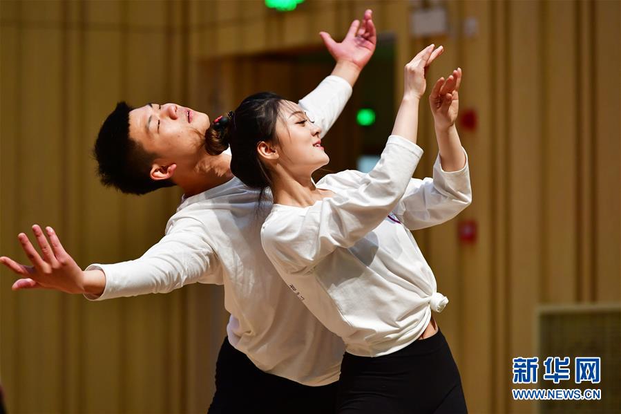 10月29日，舞蹈教師在結(jié)業(yè)展示上表演。 當(dāng)日，由中國舞蹈家協(xié)會和甘肅省舞蹈家協(xié)會共同主辦的2020全國中小學(xué)舞蹈教師培優(yōu)計劃（甘肅站）結(jié)業(yè)展示在蘭州市第十四中學(xué)舉行，來自甘肅省內(nèi)各地的50位中小學(xué)舞蹈教師在為期10天的培訓(xùn)中，系統(tǒng)學(xué)習(xí)了舞蹈理論知識、提升了舞蹈專業(yè)能力和教學(xué)方法。計劃旨在進(jìn)一步加強(qiáng)中小學(xué)舞蹈教學(xué)師資水平和中小學(xué)生舞蹈素養(yǎng)。 新華社記者 陳斌 攝