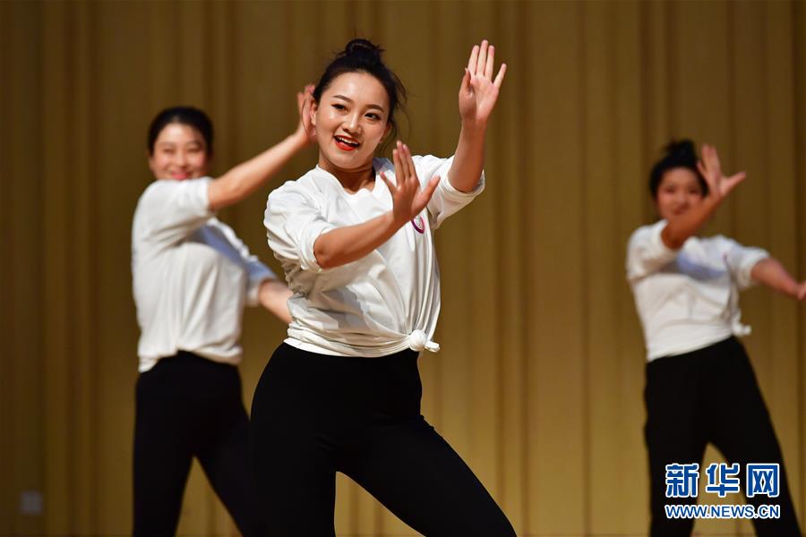 10月29日，舞蹈教師在結(jié)業(yè)展示上表演。 當(dāng)日，由中國舞蹈家協(xié)會和甘肅省舞蹈家協(xié)會共同主辦的2020全國中小學(xué)舞蹈教師培優(yōu)計劃（甘肅站）結(jié)業(yè)展示在蘭州市第十四中學(xué)舉行，來自甘肅省內(nèi)各地的50位中小學(xué)舞蹈教師在為期10天的培訓(xùn)中，系統(tǒng)學(xué)習(xí)了舞蹈理論知識、提升了舞蹈專業(yè)能力和教學(xué)方法。計劃旨在進(jìn)一步加強(qiáng)中小學(xué)舞蹈教學(xué)師資水平和中小學(xué)生舞蹈素養(yǎng)。 新華社記者 陳斌 攝