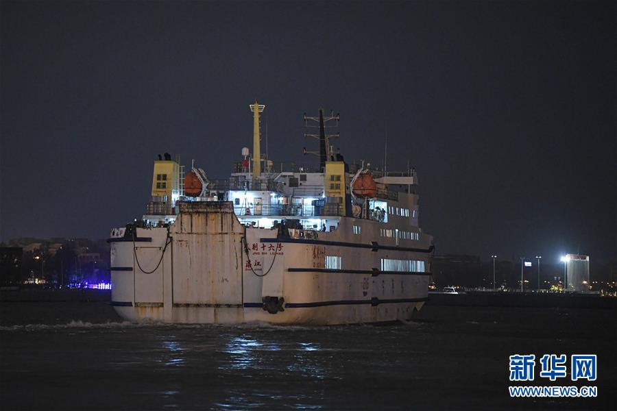 10月29日，一艘客滾船載著乘客和車輛駛離海口秀英港。當日，?？诤Ｊ戮职l(fā)布信息，抗風等級達到8級的客滾船于16時恢復通航。此前，受今年第18號臺風“莫拉菲”和冷空氣共同影響，瓊州海峽于10月27日17時起全線停航。新華社記者 蒲曉旭 攝