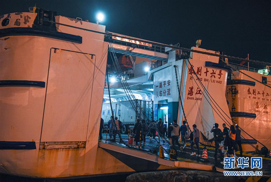 10月29日，乘客在?？谛阌⒏鄣巧峡蜐L船。新華社記者 蒲曉旭 攝