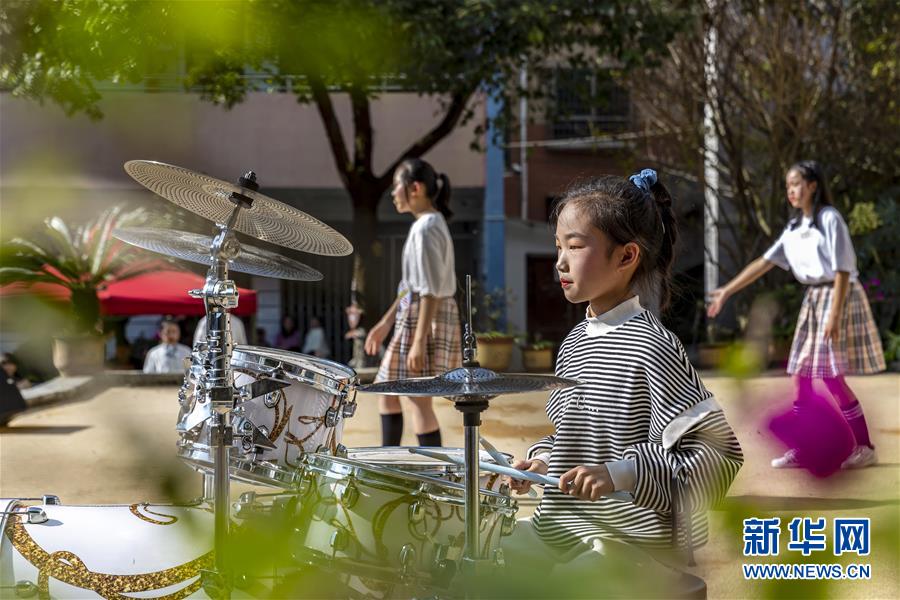 10月30日，貴州省畢節(jié)市黔西縣第一小學(xué)學(xué)生進(jìn)行聲樂(lè)表演。 近年來(lái)，貴州省畢節(jié)市黔西縣第一小學(xué)在做好教學(xué)工作的同時(shí)，常態(tài)化開(kāi)展一系列課外活動(dòng)，豐富和繁榮校園文化生活，讓孩子們快樂(lè)學(xué)習(xí)、健康成長(zhǎng)。 新華社發(fā)（范暉 攝）