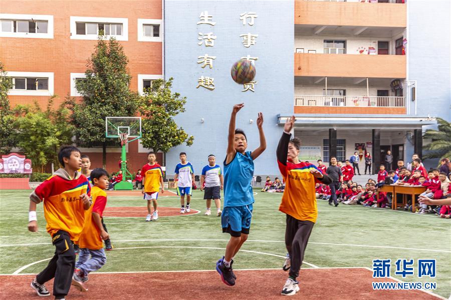 10月29日，貴州省畢節(jié)市黔西縣第一小學(xué)學(xué)生進(jìn)行籃球比賽。 近年來(lái)，貴州省畢節(jié)市黔西縣第一小學(xué)在做好教學(xué)工作的同時(shí)，常態(tài)化開(kāi)展一系列課外活動(dòng)，豐富和繁榮校園文化生活，讓孩子們快樂(lè)學(xué)習(xí)、健康成長(zhǎng)。 新華社發(fā)（范暉 攝）