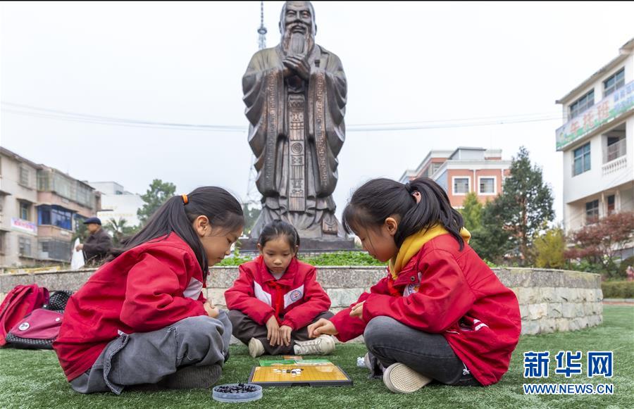 10月29日，貴州省畢節(jié)市黔西縣第一小學(xué)學(xué)生在課外下圍棋。 近年來(lái)，貴州省畢節(jié)市黔西縣第一小學(xué)在做好教學(xué)工作的同時(shí)，常態(tài)化開(kāi)展一系列課外活動(dòng)，豐富和繁榮校園文化生活，讓孩子們快樂(lè)學(xué)習(xí)、健康成長(zhǎng)。 新華社發(fā)（范暉 攝）