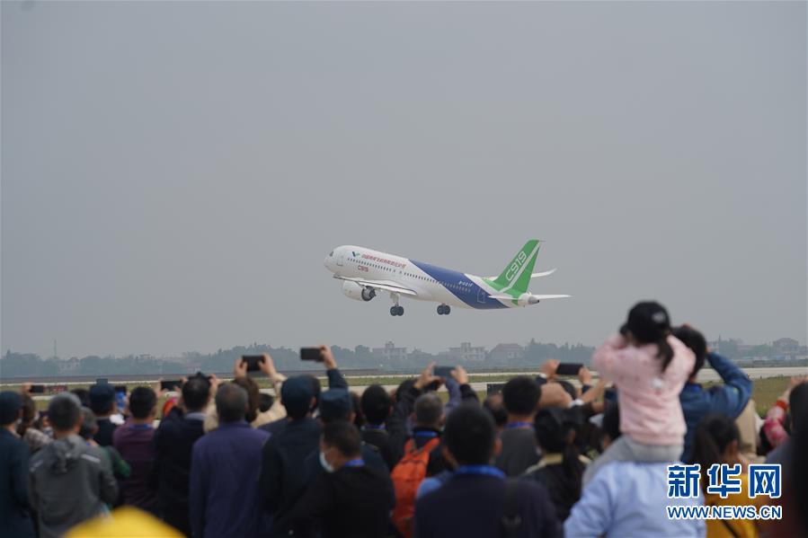 10月31日，國產(chǎn)C919客機(jī)進(jìn)行動(dòng)態(tài)展示。 當(dāng)日，2020南昌飛行大會(huì)在江西省南昌市瑤湖機(jī)場拉開帷幕。本屆飛行大會(huì)將安排航空飛行器靜態(tài)展示、飛機(jī)特技飛行、國產(chǎn)大飛機(jī)動(dòng)態(tài)展示、動(dòng)力傘等多項(xiàng)節(jié)目。大會(huì)將持續(xù)至11月1日。 新華社記者 周密 攝