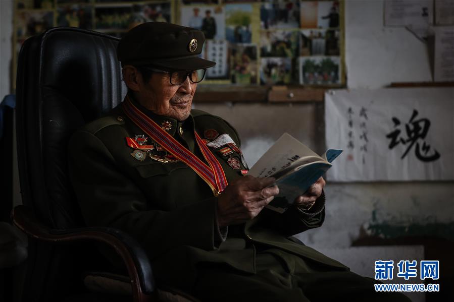 11月4日，志愿軍老戰(zhàn)士孫德山在家中閱讀有關(guān)抗美援朝的書籍。 在沈陽市渾南區(qū)高坎鎮(zhèn)舊站村，今年89歲的志愿軍老戰(zhàn)士孫德山，省吃儉用，投入了自己靠開荒種地等掙來的八萬余元積蓄，從2009年起，用時七年，籌集了一千余件展品，利用自己家的院子建成了一個史料翔實、頗具規(guī)模的反映抗美援朝歷史的展覽館。 孫德山17歲參軍，1950年隨部隊赴朝參加抗美援朝戰(zhàn)爭，在執(zhí)行任務(wù)時腹部曾受過重傷，至今右手仍留有殘疾。在復(fù)員轉(zhuǎn)業(yè)后他回到家鄉(xiāng)自食其力，做一個普通農(nóng)民。“戰(zhàn)友在我面前倒下，我活著回來，必須要為他們做點什么?！睂O德山說。孫德山修建的展覽館是免費對外開放的，他只希望通過這種方式讓更多的人記住那段歷史，記住那些為了祖國犧牲的戰(zhàn)友。 新華社記者 潘昱龍 攝