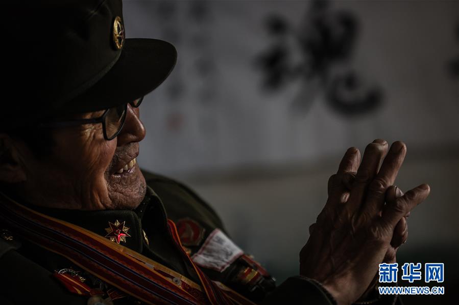 11月4日，志愿軍老戰(zhàn)士孫德山在家中按摩自己當(dāng)年手部受傷的位置。 在沈陽市渾南區(qū)高坎鎮(zhèn)舊站村，今年89歲的志愿軍老戰(zhàn)士孫德山，省吃儉用，投入了自己靠開荒種地等掙來的八萬余元積蓄，從2009年起，用時七年，籌集了一千余件展品，利用自己家的院子建成了一個史料翔實、頗具規(guī)模的反映抗美援朝歷史的展覽館。 孫德山17歲參軍，1950年隨部隊赴朝參加抗美援朝戰(zhàn)爭，在執(zhí)行任務(wù)時腹部曾受過重傷，至今右手仍留有殘疾。在復(fù)員轉(zhuǎn)業(yè)后他回到家鄉(xiāng)自食其力，做一個普通農(nóng)民?！皯?zhàn)友在我面前倒下，我活著回來，必須要為他們做點什么?！睂O德山說。孫德山修建的展覽館是免費對外開放的，他只希望通過這種方式讓更多的人記住那段歷史，記住那些為了祖國犧牲的戰(zhàn)友。 新華社記者 潘昱龍 攝
