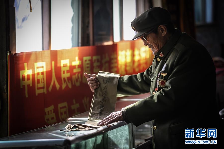 11月4日，志愿軍老戰(zhàn)士孫德山拿起當(dāng)年犧牲戰(zhàn)友的軍用糧袋，這個糧袋是展覽館內(nèi)比較珍貴的展品。 在沈陽市渾南區(qū)高坎鎮(zhèn)舊站村，今年89歲的志愿軍老戰(zhàn)士孫德山，省吃儉用，投入了自己靠開荒種地等掙來的八萬余元積蓄，從2009年起，用時七年，籌集了一千余件展品，利用自己家的院子建成了一個史料翔實、頗具規(guī)模的反映抗美援朝歷史的展覽館。 孫德山17歲參軍，1950年隨部隊赴朝參加抗美援朝戰(zhàn)爭，在執(zhí)行任務(wù)時腹部曾受過重傷，至今右手仍留有殘疾。在復(fù)員轉(zhuǎn)業(yè)后他回到家鄉(xiāng)自食其力，做一個普通農(nóng)民?！皯?zhàn)友在我面前倒下，我活著回來，必須要為他們做點什么?！睂O德山說。孫德山修建的展覽館是免費對外開放的，他只希望通過這種方式讓更多的人記住那段歷史，記住那些為了祖國犧牲的戰(zhàn)友。 新華社記者 潘昱龍 攝