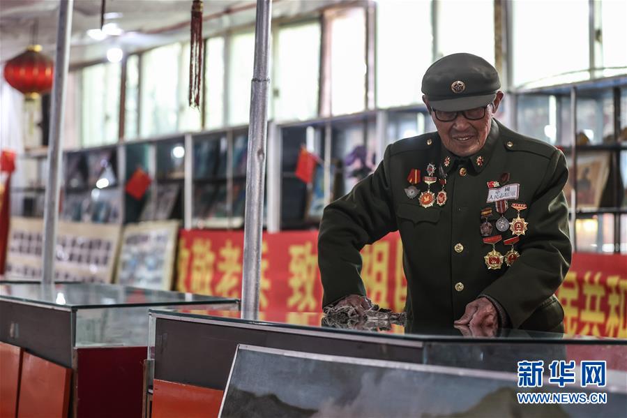 11月4日，志愿軍老戰(zhàn)士孫德山在自己建造的展覽館內(nèi)進行日常維護工作。 在沈陽市渾南區(qū)高坎鎮(zhèn)舊站村，今年89歲的志愿軍老戰(zhàn)士孫德山，省吃儉用，投入了自己靠開荒種地等掙來的八萬余元積蓄，從2009年起，用時七年，籌集了一千余件展品，利用自己家的院子建成了一個史料翔實、頗具規(guī)模的反映抗美援朝歷史的展覽館。 孫德山17歲參軍，1950年隨部隊赴朝參加抗美援朝戰(zhàn)爭，在執(zhí)行任務(wù)時腹部曾受過重傷，至今右手仍留有殘疾。在復(fù)員轉(zhuǎn)業(yè)后他回到家鄉(xiāng)自食其力，做一個普通農(nóng)民?！皯?zhàn)友在我面前倒下，我活著回來，必須要為他們做點什么?！睂O德山說。孫德山修建的展覽館是免費對外開放的，他只希望通過這種方式讓更多的人記住那段歷史，記住那些為了祖國犧牲的戰(zhàn)友。 新華社記者 潘昱龍 攝