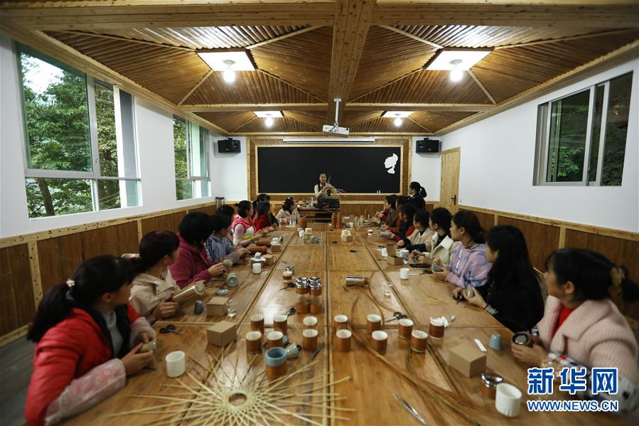 11月5日，在貴州省赤水市大同鎮(zhèn)竹編非遺產(chǎn)學(xué)研基地，“赤水竹編”非遺傳承人楊昌芹（中）在指導(dǎo)學(xué)員學(xué)習(xí)竹編。 近年來，貴州省赤水市依托豐富的竹資源，引導(dǎo)農(nóng)民大力發(fā)展竹編產(chǎn)業(yè)，并不斷創(chuàng)新竹編工藝，開發(fā)出平面竹編、立體竹編、竹編套繪3大類8大系列3000余種產(chǎn)品，產(chǎn)品遠銷海外。2014年，“赤水竹編”被列入貴州省級非物質(zhì)文化遺產(chǎn)名錄。目前，赤水竹編非遺產(chǎn)學(xué)研基地已培訓(xùn)當(dāng)?shù)剞r(nóng)民5000余人，輻射帶動全市17個鄉(xiāng)（鎮(zhèn)）街道辦事處眾多農(nóng)村婦女在家門口就業(yè)增收。 新華社發(fā)（王長育 攝）