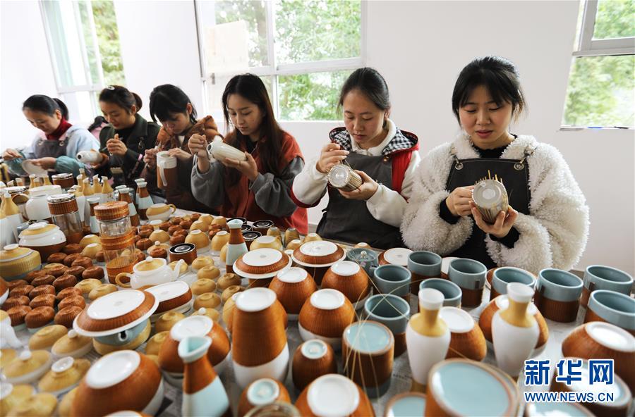 11月5日，在貴州省赤水市大同鎮(zhèn)竹編非遺產(chǎn)學(xué)研基地，當(dāng)?shù)厝罕娫诰幹浦窬幑に嚻贰?近年來，貴州省赤水市依托豐富的竹資源，引導(dǎo)農(nóng)民大力發(fā)展竹編產(chǎn)業(yè)，并不斷創(chuàng)新竹編工藝，開發(fā)出平面竹編、立體竹編、竹編套繪3大類8大系列3000余種產(chǎn)品，產(chǎn)品遠銷海外。2014年，“赤水竹編”被列入貴州省級非物質(zhì)文化遺產(chǎn)名錄。目前，赤水竹編非遺產(chǎn)學(xué)研基地已培訓(xùn)當(dāng)?shù)剞r(nóng)民5000余人，輻射帶動全市17個鄉(xiāng)（鎮(zhèn)）街道辦事處眾多農(nóng)村婦女在家門口就業(yè)增收。 新華社發(fā)（王長育 攝）