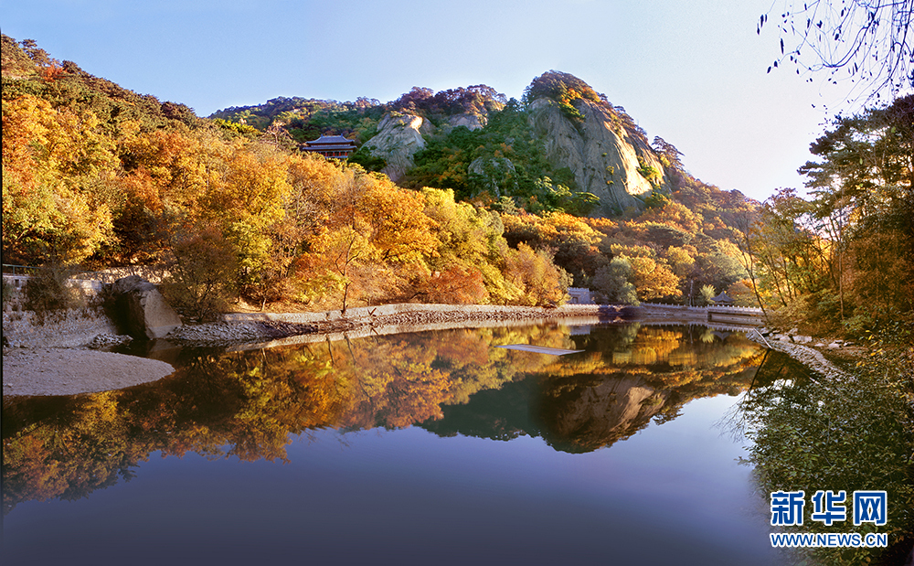 圖為千山旅游景區(qū)內(nèi)的“云潭”秋色。新華網(wǎng)發(fā)（錢程 攝）