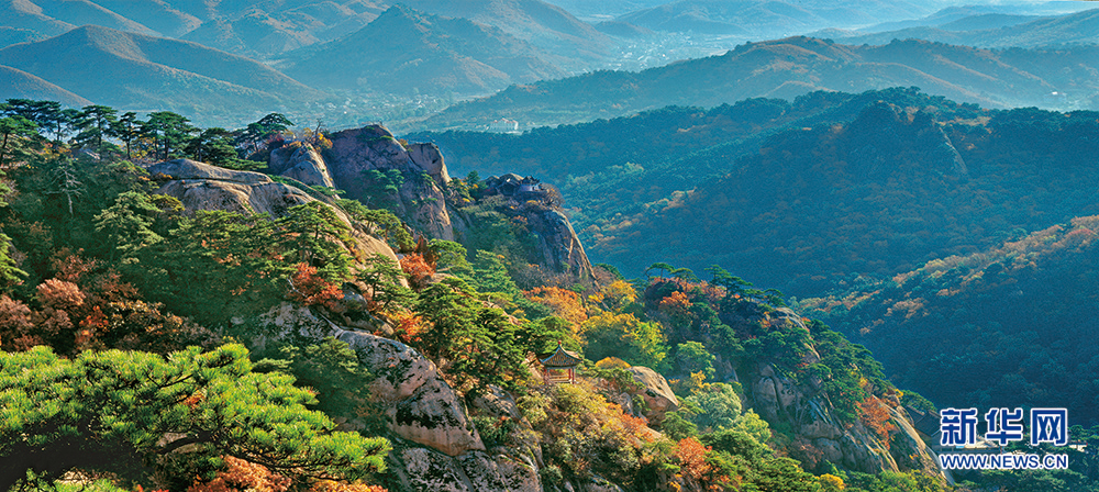 圖為千山旅游景區(qū)內(nèi)的醉人秋景。（無人機(jī)照片）