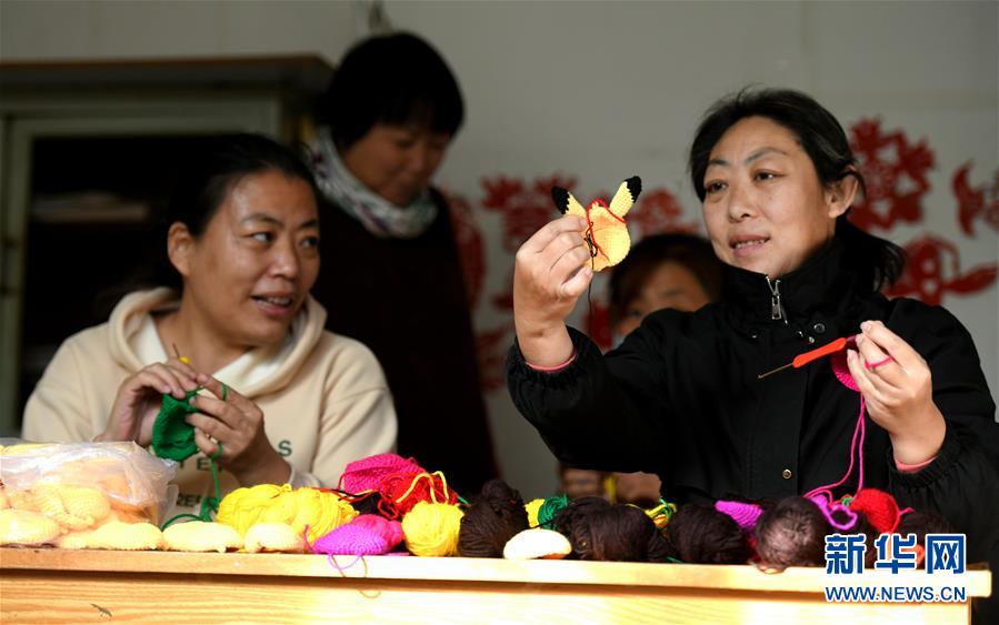 11月8日，在河北省石家莊市行唐縣剪紙培訓(xùn)基地，女學(xué)員正在學(xué)習(xí)鉤編技藝。 近年來，河北省石家莊市行唐縣婦聯(lián)強(qiáng)化婦女手工技能培訓(xùn)，通過實(shí)施“巧手創(chuàng)富工程”“巾幗扶貧車間”等項(xiàng)目，讓農(nóng)村婦女在家門口提升技能素質(zhì)、掌握一技之長，助力貧困和留守婦女就業(yè)增收。 新華社發(fā)（許建園 攝）