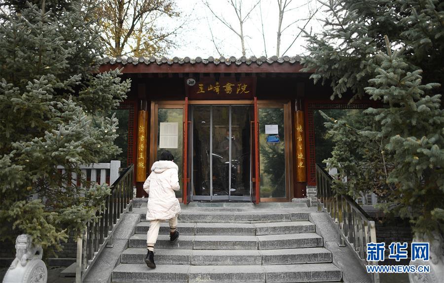 11月8日，一名讀者前往西寧市城西區(qū)一處“五峰書院”。 近年來，青海省西寧市城西區(qū)不斷完善公共文化服務(wù)體系，以“書店+咖啡”“書店+文創(chuàng)”等方式，打造多處城市書房，為讀者提供優(yōu)質(zhì)的公共閱讀空間。目前，西寧市城西區(qū)已建成8處免費(fèi)開放的“五峰書院”城市書房，總藏書超過18萬冊，電子圖書超過23萬冊。 新華社記者 張宏祥 攝