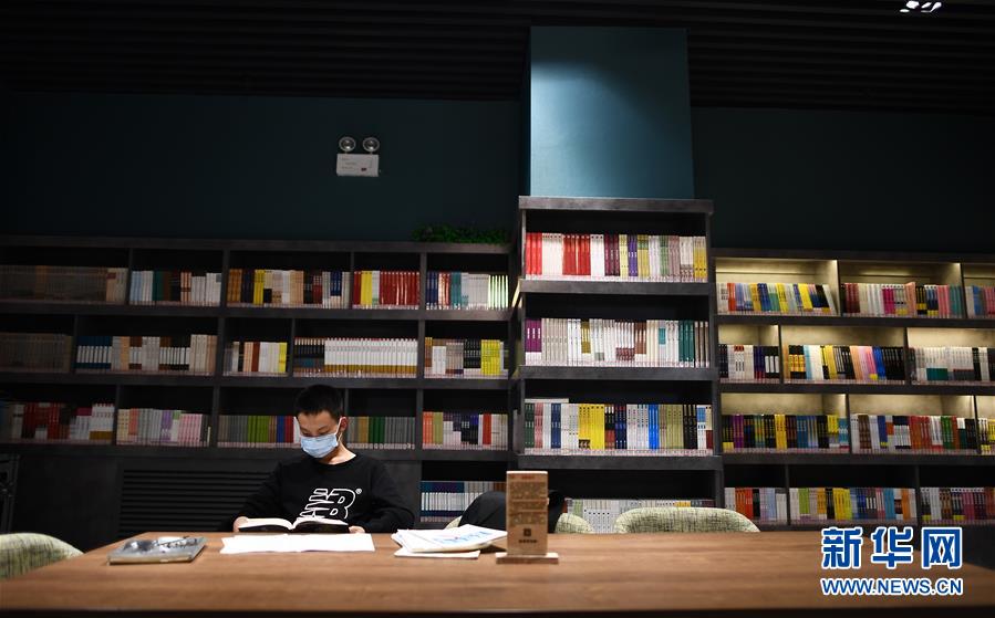 11月8日，一名讀者在西寧市城西區(qū)一處“五峰書院”閱讀。 近年來，青海省西寧市城西區(qū)不斷完善公共文化服務(wù)體系，以“書店+咖啡”“書店+文創(chuàng)”等方式，打造多處城市書房，為讀者提供優(yōu)質(zhì)的公共閱讀空間。目前，西寧市城西區(qū)已建成8處免費(fèi)開放的“五峰書院”城市書房，總藏書超過18萬冊，電子圖書超過23萬冊。 新華社記者 張宏祥 攝