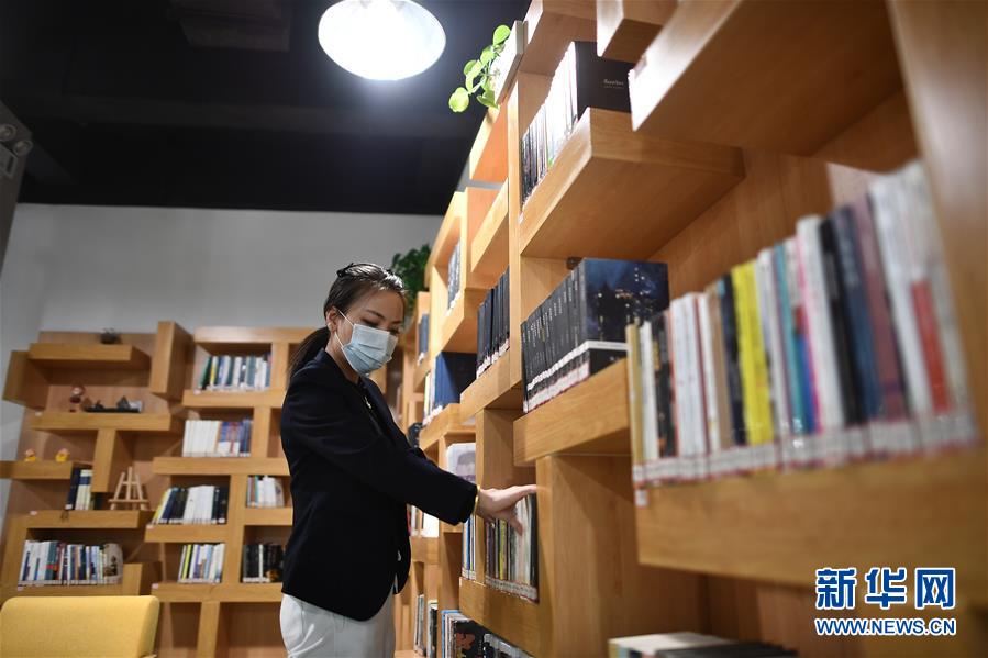 11月8日，西寧市城西區(qū)一處“五峰書院”的圖書管理員在整理圖書。 近年來，青海省西寧市城西區(qū)不斷完善公共文化服務(wù)體系，以“書店+咖啡”“書店+文創(chuàng)”等方式，打造多處城市書房，為讀者提供優(yōu)質(zhì)的公共閱讀空間。目前，西寧市城西區(qū)已建成8處免費(fèi)開放的“五峰書院”城市書房，總藏書超過18萬冊，電子圖書超過23萬冊。 新華社記者 張宏祥 攝