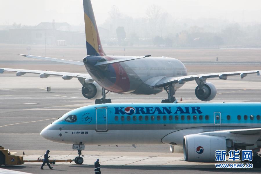 這是11月16日在韓國首爾金浦國際機場拍攝的大韓航空客機（前）和韓亞航空客機。據(jù)韓聯(lián)社報道，韓國最大航空運營商大韓航空公司將收購深陷財務(wù)危機的韓國第二大航企韓國亞洲航空公司。新華社發(fā)（李相浩攝）