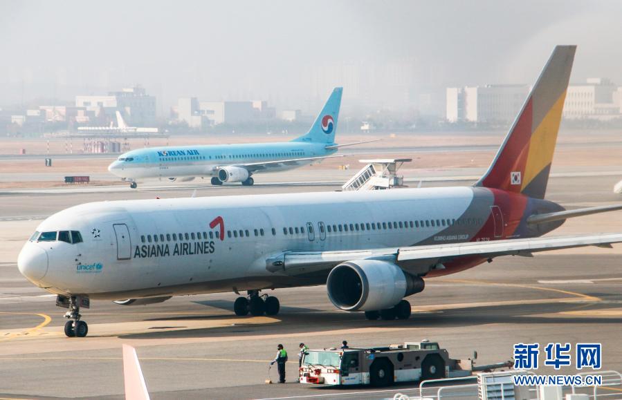 這是11月16日在韓國首爾金浦國際機場拍攝的大韓航空客機（后）和韓亞航空客機。據(jù)韓聯(lián)社報道，韓國最大航空運營商大韓航空公司將收購深陷財務(wù)危機的韓國第二大航企韓國亞洲航空公司。新華社發(fā)（李相浩攝）