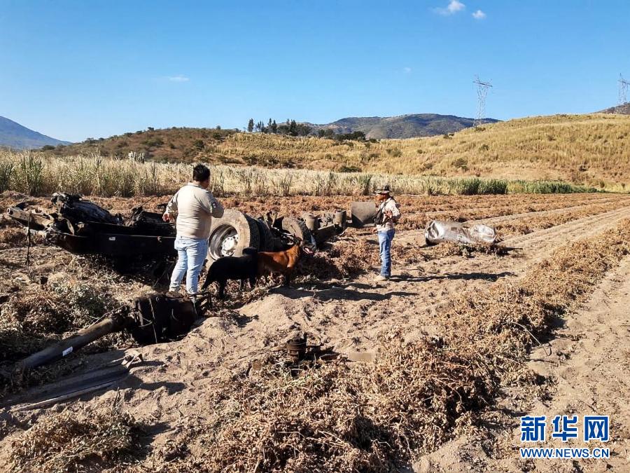 11月16日，在墨西哥納亞里特州首府特皮克市至瓜達(dá)拉哈拉市的高速公路附近，工作人員調(diào)查爆炸事故殘骸。墨西哥西北部納亞里特州安全部門16日發(fā)表公報(bào)說(shuō)，該州當(dāng)天發(fā)生一起油罐車爆炸事故，造成12人死亡。新華社發(fā)