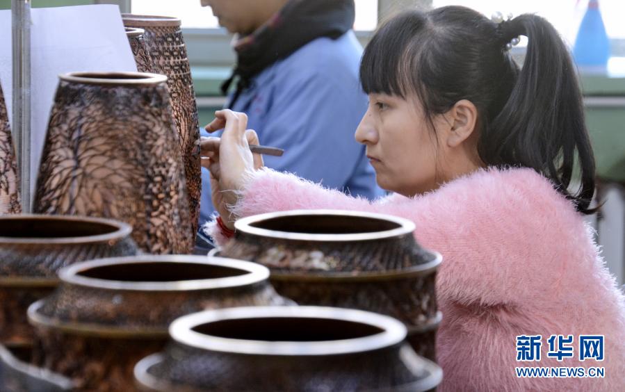 12月2日，北京琺瑯廠有限責(zé)任公司聾啞人掐絲技藝技師王春在制作景泰藍(lán)藝術(shù)品。從2005年起，北京琺瑯廠有限責(zé)任公司開始招收聾啞人技工，經(jīng)過老技師們的精心培養(yǎng)，目前有17位聾啞人成為景泰藍(lán)技師，有些還成為景泰藍(lán)技藝國家二級技師。通過學(xué)習(xí)景泰藍(lán)技藝，這些聾啞人在無聲的世界里有了一個(gè)多彩的人生。新華社記者 李欣 攝