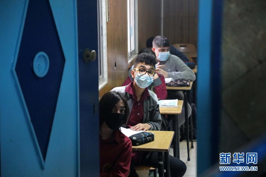 12月2日，黎巴嫩首都貝魯特一所學(xué)校的學(xué)生在上課。黎巴嫩11月30日解除了封城措施，企業(yè)復(fù)工、學(xué)校復(fù)課，交通也恢復(fù)正常。新華社發(fā)（比拉爾·賈維希攝）