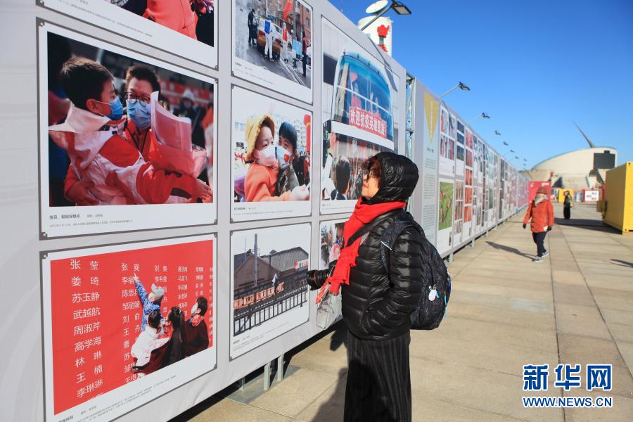 12月7日，一位觀眾在觀看展覽。當(dāng)日，由中國女?dāng)z影家協(xié)會、中國婦女兒童博物館主辦的“踏上新征程 砥礪譜新篇——中國女?dāng)z影家協(xié)會作品展”在北京中華世紀(jì)壇開幕，展期持續(xù)至12月13日。女性攝影作品集中展示，也成為本屆北京國際攝影周的一大亮點。新華社記者 鄭悅 攝