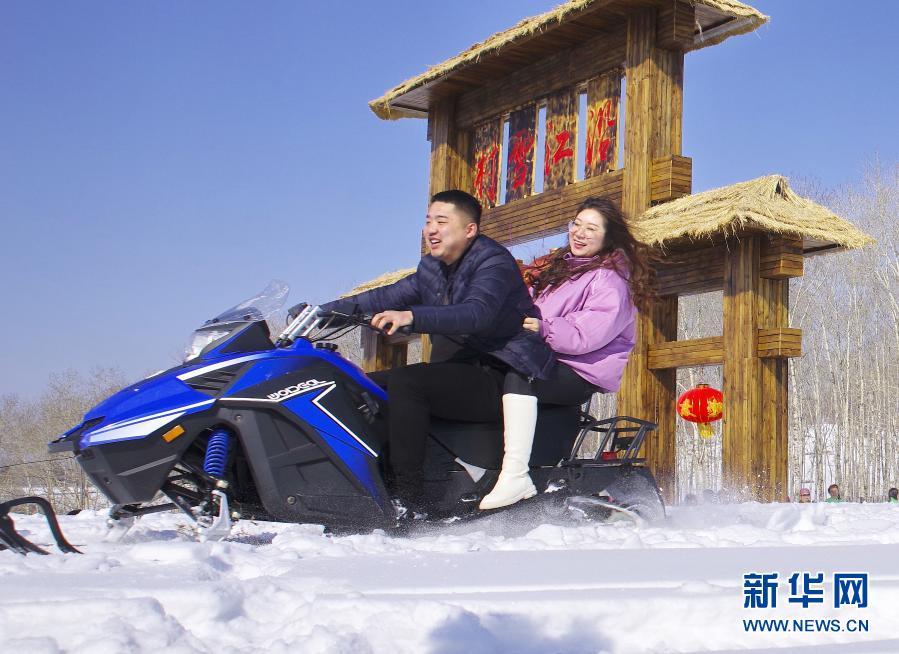 游客在吉林省撫松縣東崗鎮(zhèn)沿江村體驗(yàn)雪地摩托（2019年2月22日攝）。新華社發(fā)