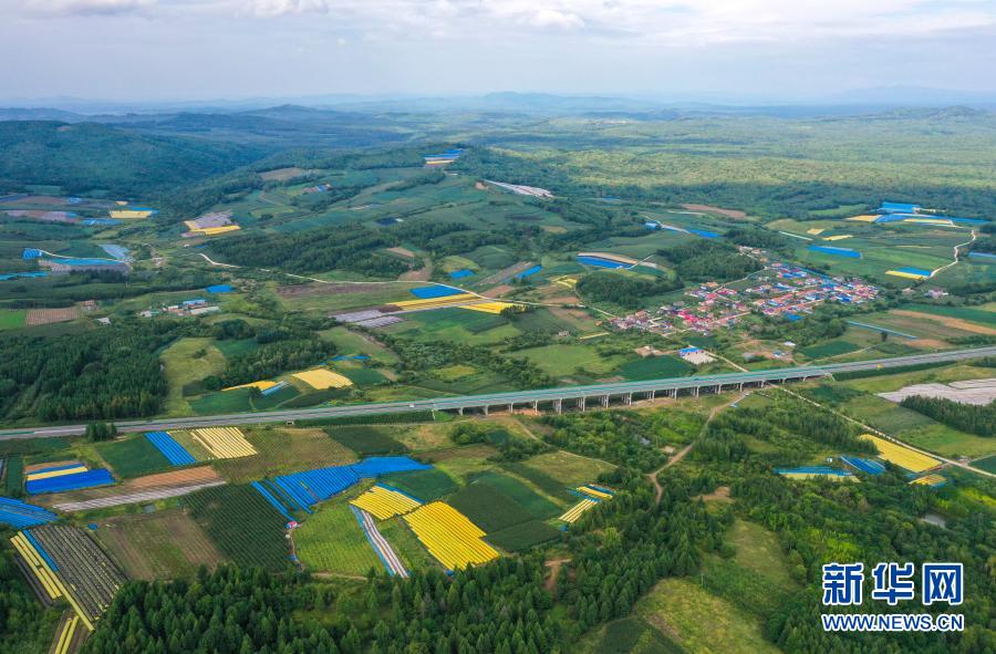 鳥瞰吉林省撫松縣周邊村鎮(zhèn)（8月28日攝，無人機(jī)照片）。新華社記者 許暢 攝