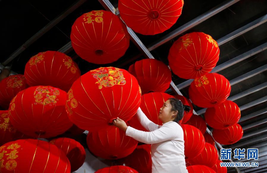 12月14日，河北省邢臺(tái)市南和區(qū)東三召鄉(xiāng)西任城西隊(duì)村村民在晾曬燈籠。河北省邢臺(tái)市南和區(qū)東三召鄉(xiāng)依托燈籠制作傳統(tǒng)手工技藝，積極發(fā)展植絨燈籠、拉絲燈籠、傳統(tǒng)宮燈等燈籠制作，產(chǎn)品銷(xiāo)往山西、河南等地，帶動(dòng)村民在家門(mén)口就業(yè)增收。新華社發(fā)（張馳 攝）