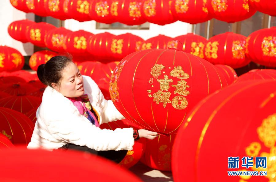12月14日，河北省邢臺(tái)市南和區(qū)東三召鄉(xiāng)西任城西隊(duì)村村民展示制作的燈籠。河北省邢臺(tái)市南和區(qū)東三召鄉(xiāng)依托燈籠制作傳統(tǒng)手工技藝，積極發(fā)展植絨燈籠、拉絲燈籠、傳統(tǒng)宮燈等燈籠制作，產(chǎn)品銷(xiāo)往山西、河南等地，帶動(dòng)村民在家門(mén)口就業(yè)增收。新華社發(fā)（張馳 攝）