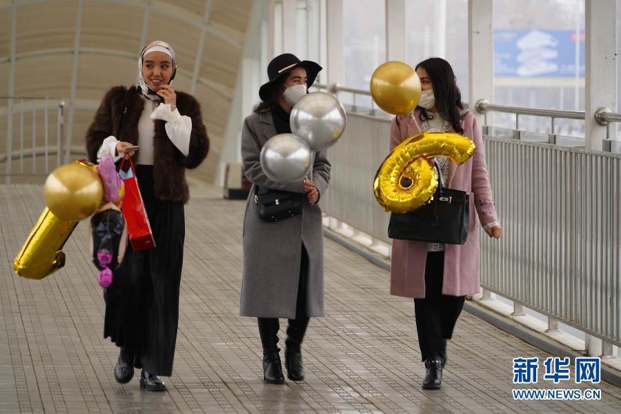 12月14日，在烏茲別克斯坦首都塔什干，市民佩戴口罩出行。新華社發(fā)（扎法爾攝）