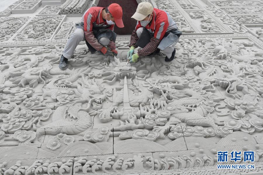12月16日，在甘肅省臨夏回族自治州臨夏縣一磚雕公司，工作人員在制作磚雕作品。臨夏磚雕是甘肅臨夏的傳統(tǒng)民間藝術(shù)，2006年被列入第一批國家級非物質(zhì)文化遺產(chǎn)名錄。臨夏磚雕以浮雕、透雕、平雕、鏤空雕等技法，巧妙地將繪畫和雕刻藝術(shù)融為一體，主要用于影壁、走廊、墻面、門楣等處的建筑裝飾。近年來，當(dāng)?shù)卣推髽I(yè)注重發(fā)掘和保護(hù)磚雕非遺傳統(tǒng)技藝，加強(qiáng)職業(yè)化技能培訓(xùn)，讓磚雕這門技藝不斷傳承。新華社發(fā)（史有東 攝）