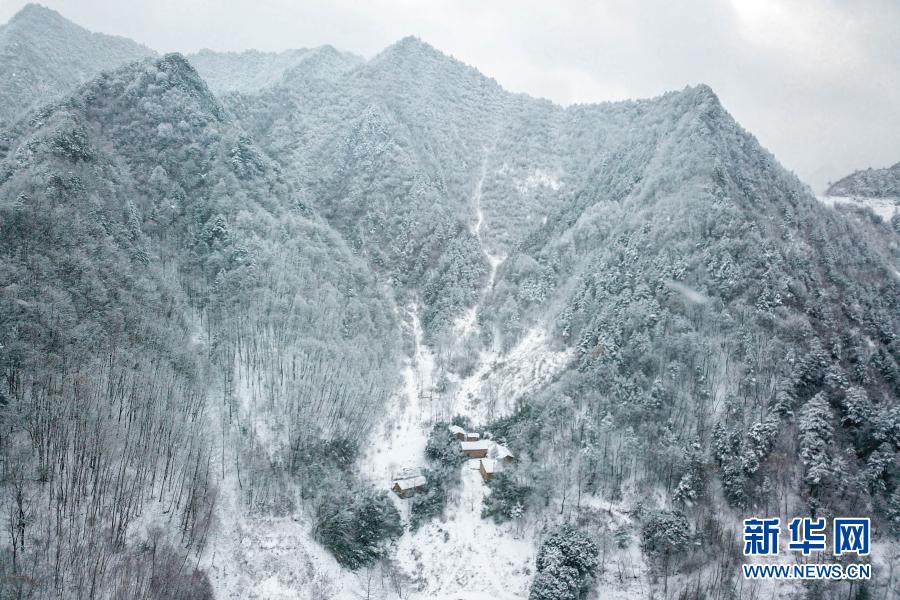 這是12月17日拍攝的甘肅省隴南市康縣一處鄉(xiāng)村雪景（無人機照片） 。當日，甘肅省隴南市康縣普降瑞雪。崇山峻嶺中的美麗鄉(xiāng)村銀裝素裹，仿佛冰雪中的世外桃源。新華社記者 張百慧 攝
