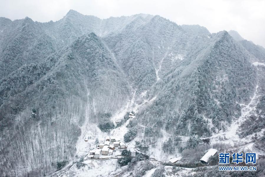 這是12月17日拍攝的甘肅省隴南市康縣一處鄉(xiāng)村雪景（無人機照片） 。當日，甘肅省隴南市康縣普降瑞雪。崇山峻嶺中的美麗鄉(xiāng)村銀裝素裹，仿佛冰雪中的世外桃源。新華社記者 張百慧 攝