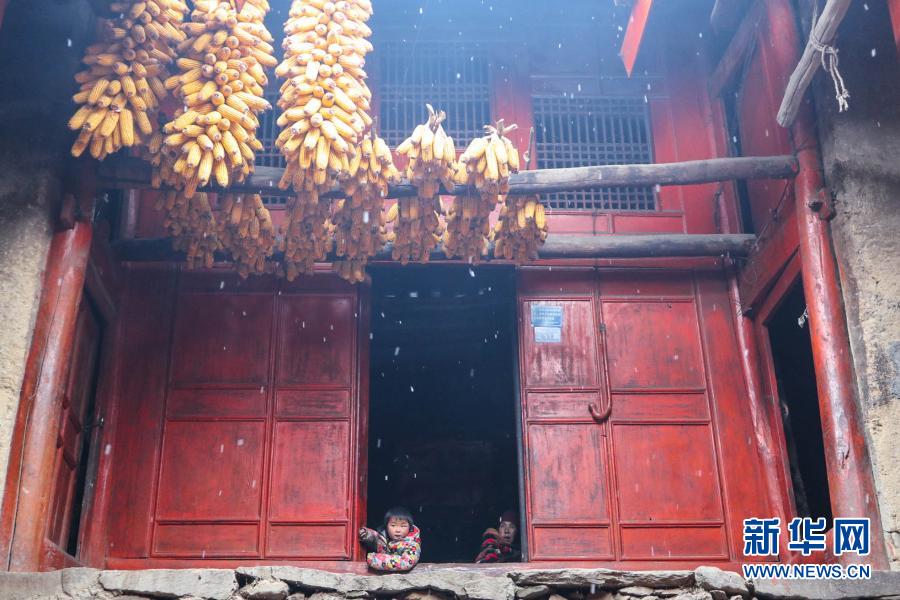 這是12月17日拍攝的甘肅省隴南市康縣一處鄉(xiāng)村雪景（無人機照片） 。當日，甘肅省隴南市康縣普降瑞雪。崇山峻嶺中的美麗鄉(xiāng)村銀裝素裹，仿佛冰雪中的世外桃源。新華社記者 張百慧 攝