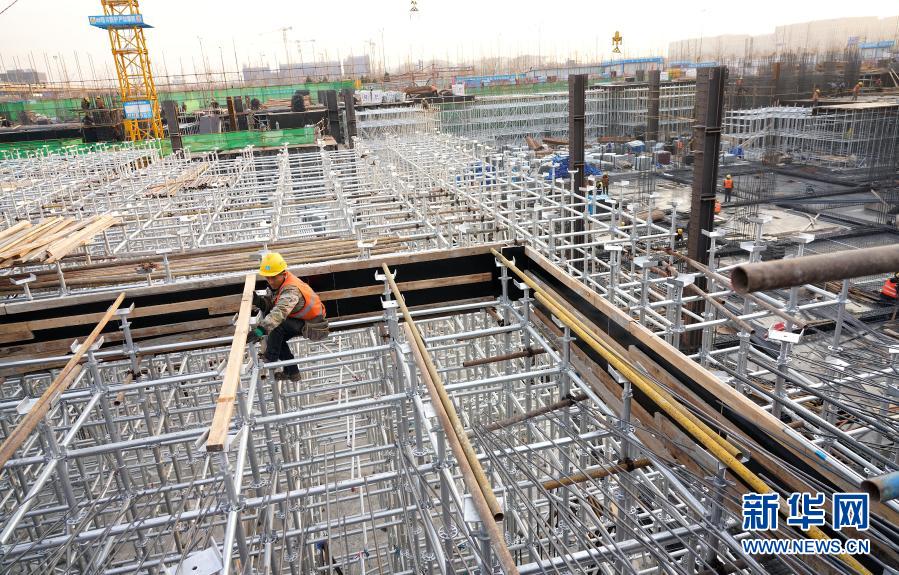 12月17日，在中建三局北京大興國際機(jī)場東航基地項(xiàng)目工地，工人在支設(shè)模板。近日，伴著寒潮到來，多地迎來寒冷天氣。在北京大興國際機(jī)場東航基地項(xiàng)目工地，勞動者們在凜冽寒風(fēng)中堅(jiān)守崗位。新華社記者 才揚(yáng) 攝