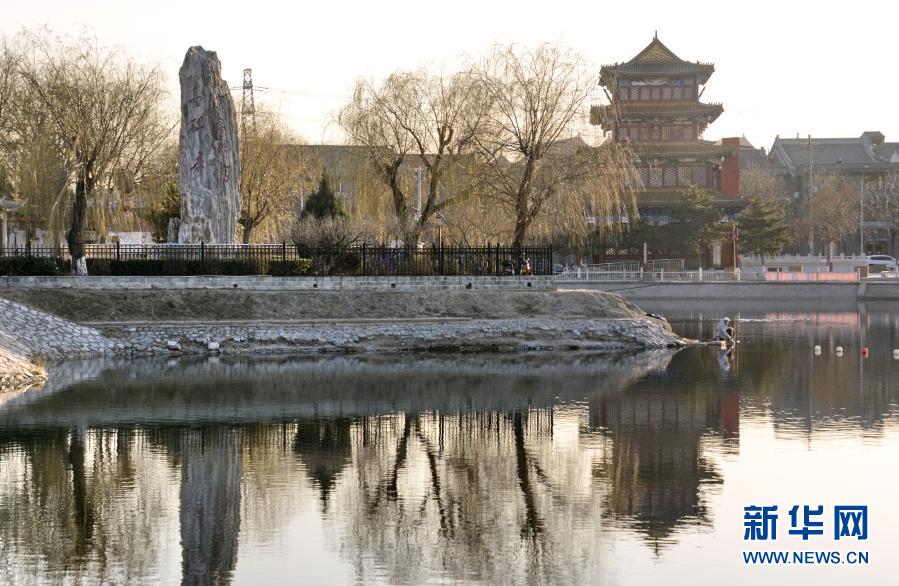 這是在北京市朝陽(yáng)區(qū)拍攝的通惠河河段（12月15日攝）。近年來(lái)，北京市加大河流、河道、渠道、水庫(kù)等水系周邊環(huán)境的修復(fù)和建設(shè)力度，采用遙感手段對(duì)有水河段長(zhǎng)度及有水水面面積開(kāi)展大尺度、高精度識(shí)別監(jiān)測(cè)，為構(gòu)建北京市生態(tài)用水補(bǔ)償機(jī)制提供基礎(chǔ)數(shù)據(jù)。截至2019年底，被監(jiān)測(cè)的30個(gè)水體73%處于健康等級(jí)。新華社記者 李欣 攝