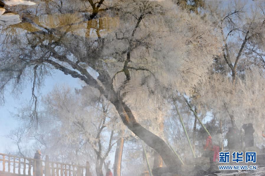 這是12月27日拍攝的承德避暑山莊霧凇美景。寒冬時節(jié)，位于河北省承德市雙橋區(qū)的世界文化遺產(chǎn)——避暑山莊內(nèi)出現(xiàn)霧凇景觀，吸引市民和游客前來觀賞休閑。新華社發(fā)（王立群 攝）