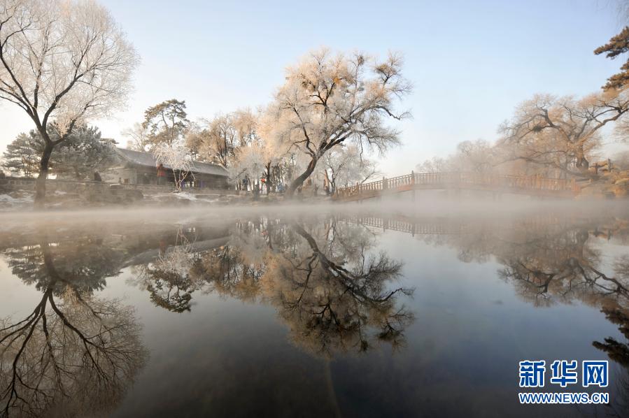 這是12月27日拍攝的承德避暑山莊霧凇美景。新華社發(fā)（王立群 攝）