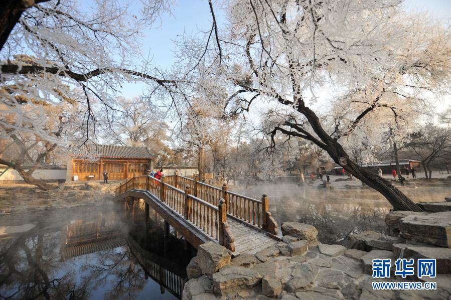 這是12月27日拍攝的承德避暑山莊霧凇美景。新華社發(fā)（王立群 攝）
