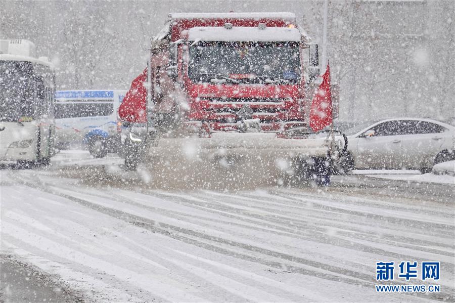 1月5日，在山東煙臺街頭，清雪車輛清掃路面積雪。 當日是小寒節(jié)氣，受強冷空氣影響，山東煙臺迎來降雪。 新華社發(fā)（唐克 攝）