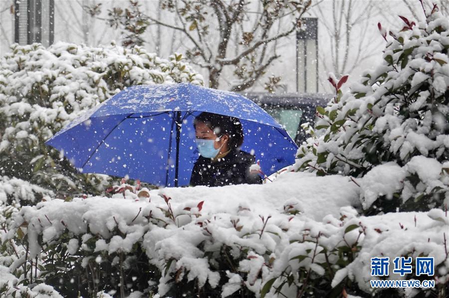 1月5日，在山東煙臺街頭，行人冒雪出行。 當日是小寒節(jié)氣，受強冷空氣影響，山東煙臺迎來降雪。 新華社發(fā)（唐克 攝）